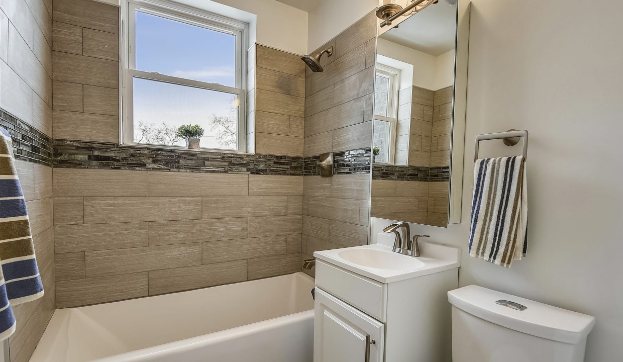 1247 Faraday Pl, NEUpper Level-Bath-_DSC7923