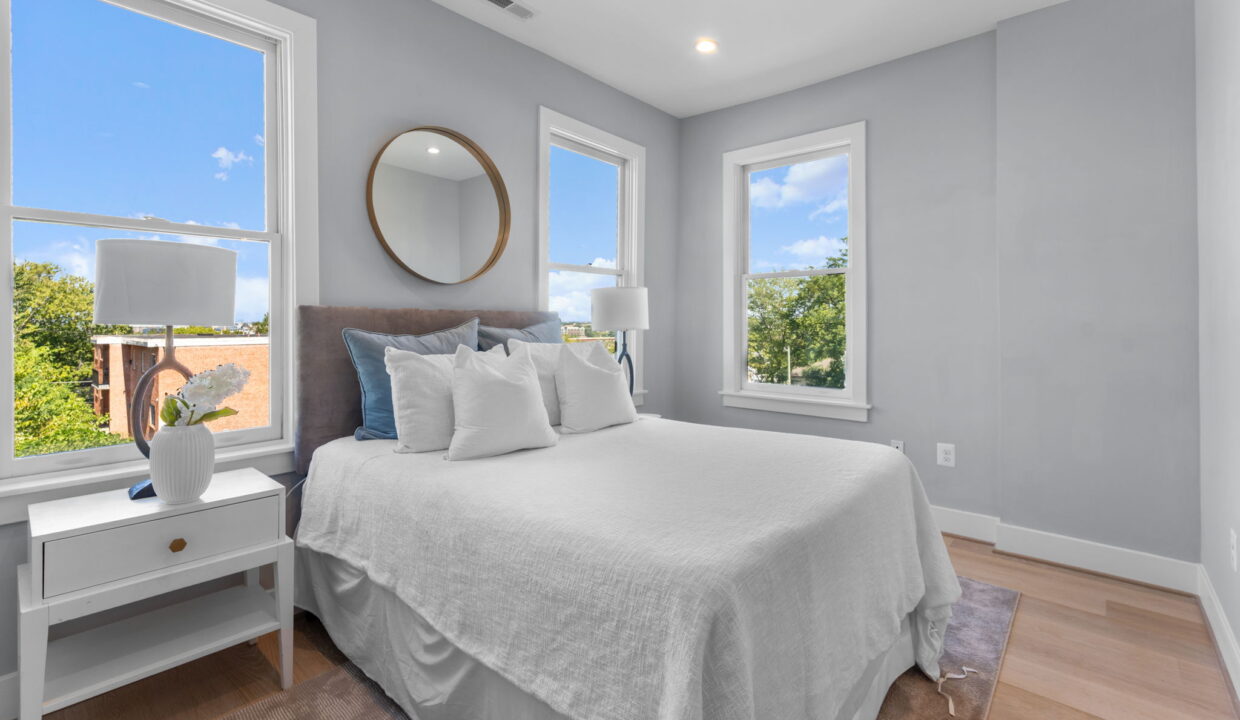 large-01990133-012a-7399-b171-2efe19e87c54