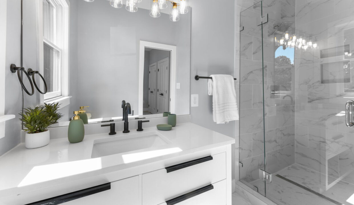 large-01990133-0319-7338-aae7-360e8164b9bf