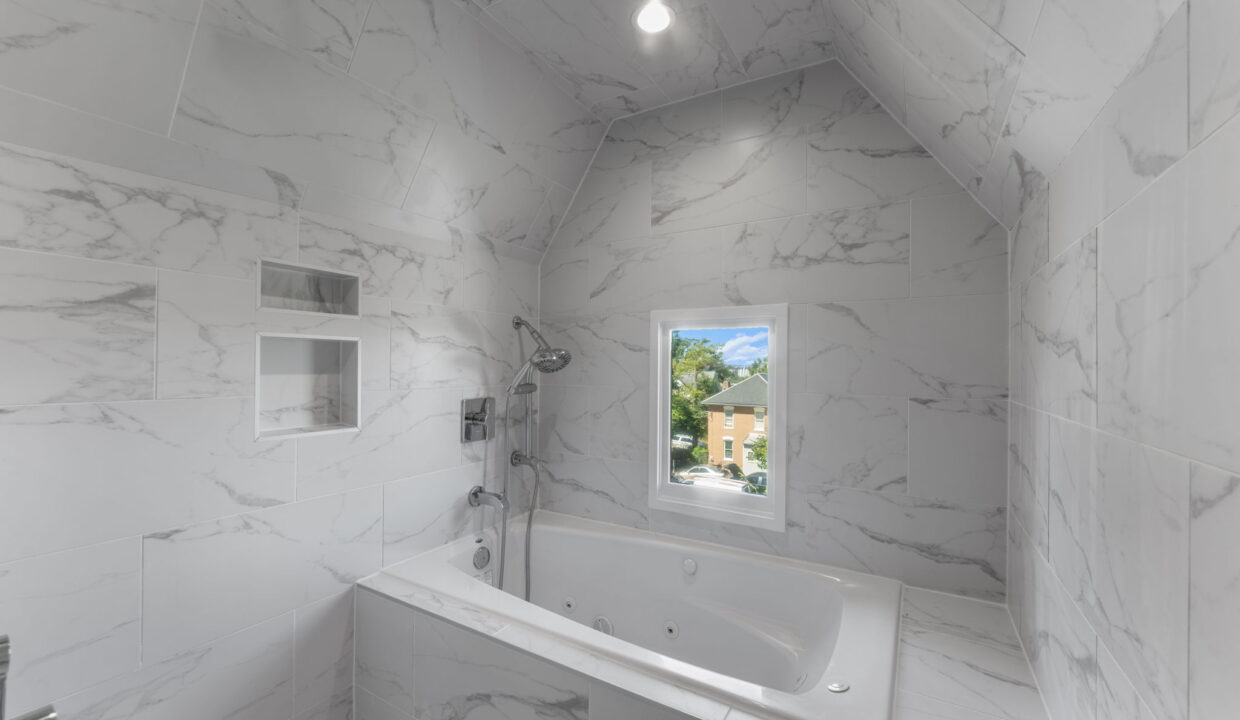 large-01990133-0579-721f-b4ae-b0be9b9df307