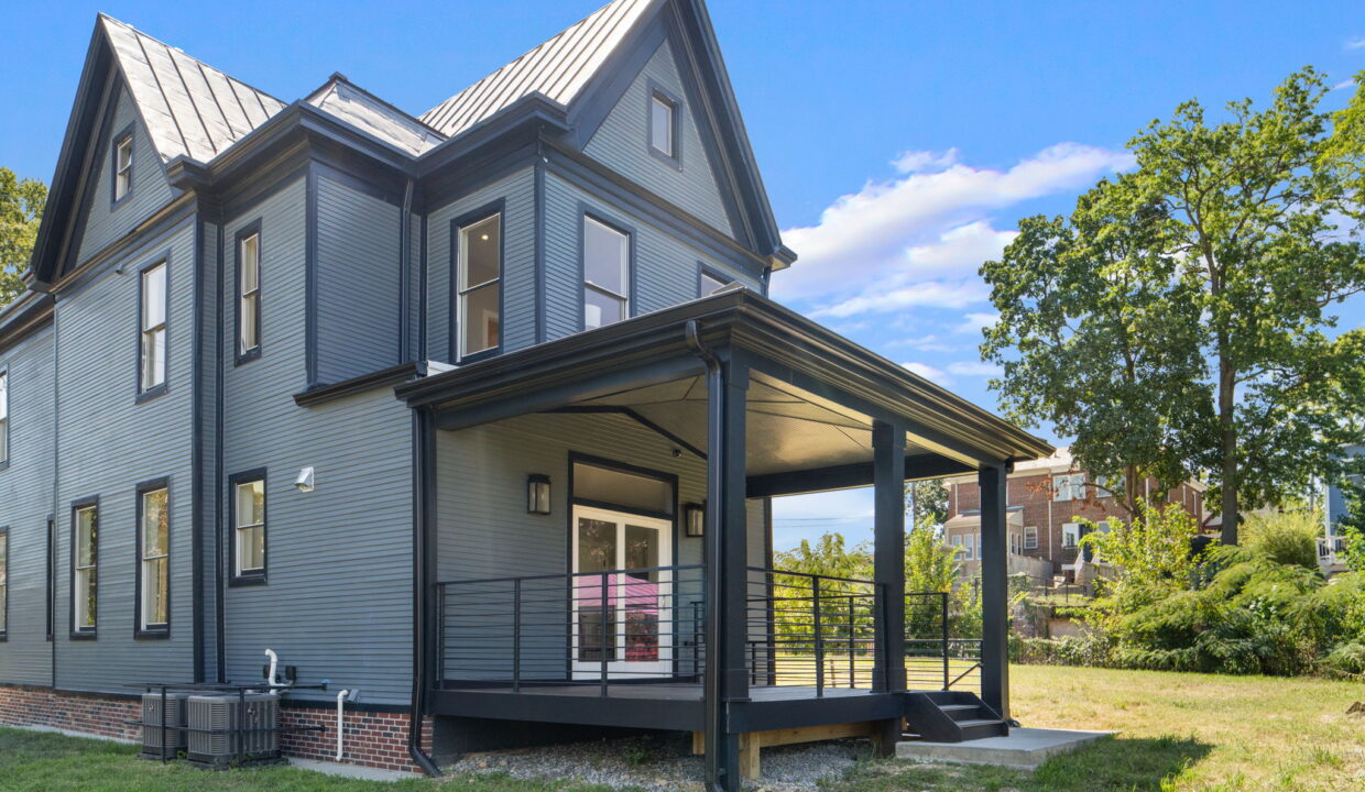 large-01990133-0884-73e7-a38e-6378717ff7d9