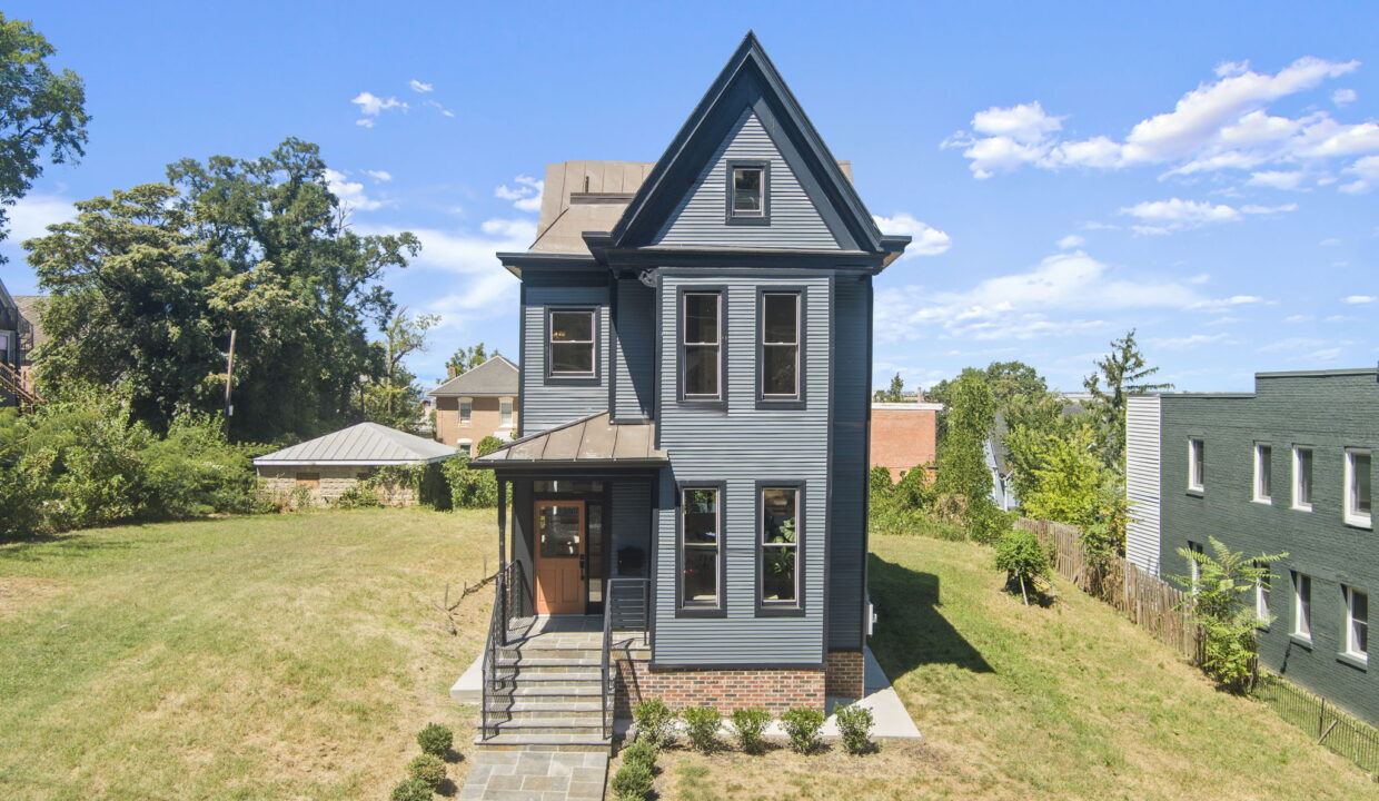 large-01990261-06fb-70ce-bd82-548e73b396c7